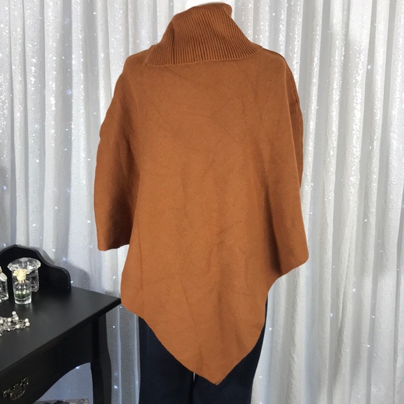 Knitted Convertible Neck Asymmetric Cape - Picture 3 of 8